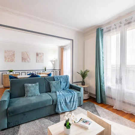 Elegant Haussmannian-style In I Balcony And Views, Close To Metro, Parking Available Appartamento