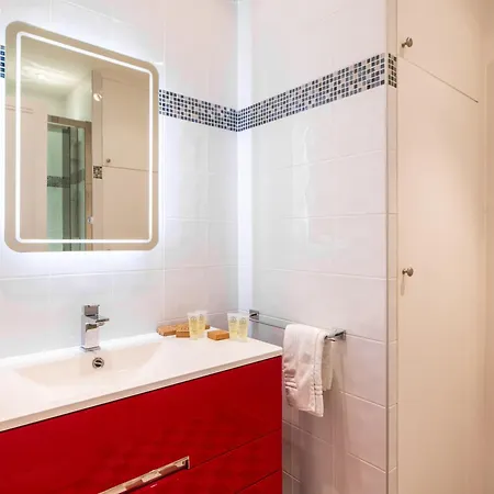 Appartamento Elegant Haussmannian-style In I Balcony And Views, Close To Metro, Parking Available *