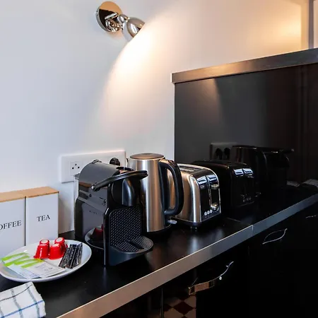 Elegant Haussmannian-style In I Balcony And Views, Close To Metro, Parking Available Parigi