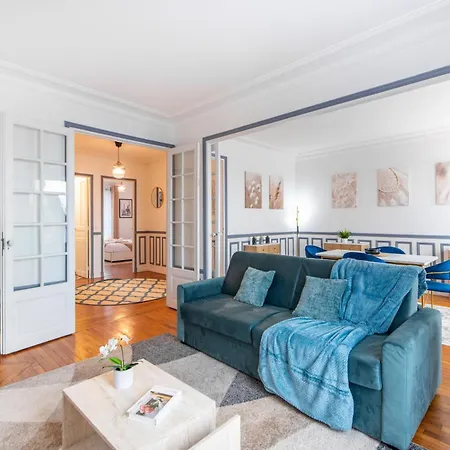 Elegant Haussmannian-style In I Balcony And Views, Close To Metro, Parking Available Appartamento