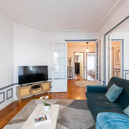 Elegant Haussmannian-style In I Balcony And Views, Close To Metro, Parking Available Appartamento *