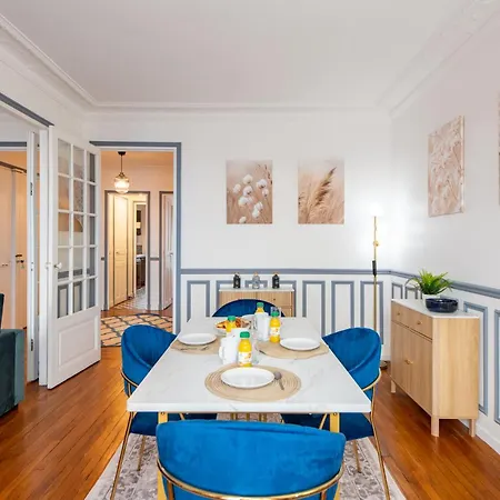 Elegant Haussmannian-style In I Balcony And Views, Close To Metro, Parking Available Appartamento