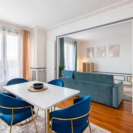 Elegant Haussmannian-style In I Balcony And Views, Close To Metro, Parking Available Appartamento