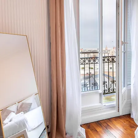 Elegant Haussmannian-style In I Balcony And Views, Close To Metro, Parking Available * Parigi