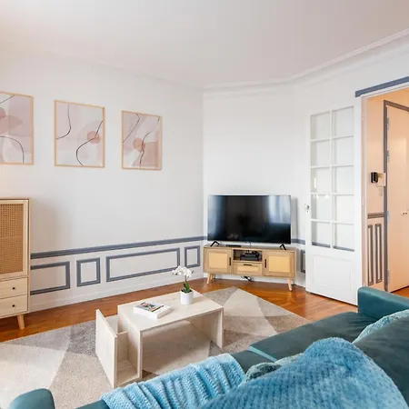 Elegant Haussmannian-style In I Balcony And Views, Close To Metro, Parking Available * Parigi