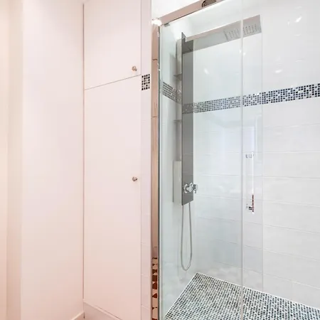 Elegant Haussmannian-style In I Balcony And Views, Close To Metro, Parking Available Parigi