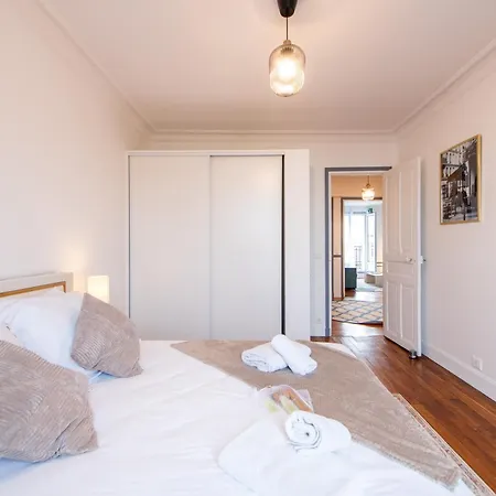 Elegant Haussmannian-style In I Balcony And Views, Close To Metro, Parking Available Appartamento Parigi