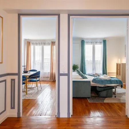 Elegant Haussmannian-style In I Balcony And Views, Close To Metro, Parking Available Appartamento