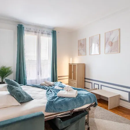Elegant Haussmannian-style In I Balcony And Views, Close To Metro, Parking Available Appartamento Parigi